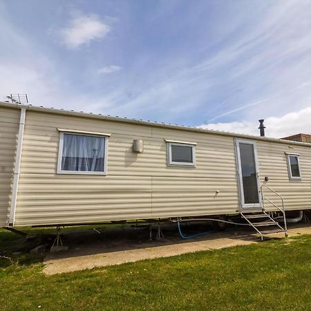 Superb 8 Berth Caravan Near Walton-On-The-Naze In Essex Ref 17175 Exterior photo