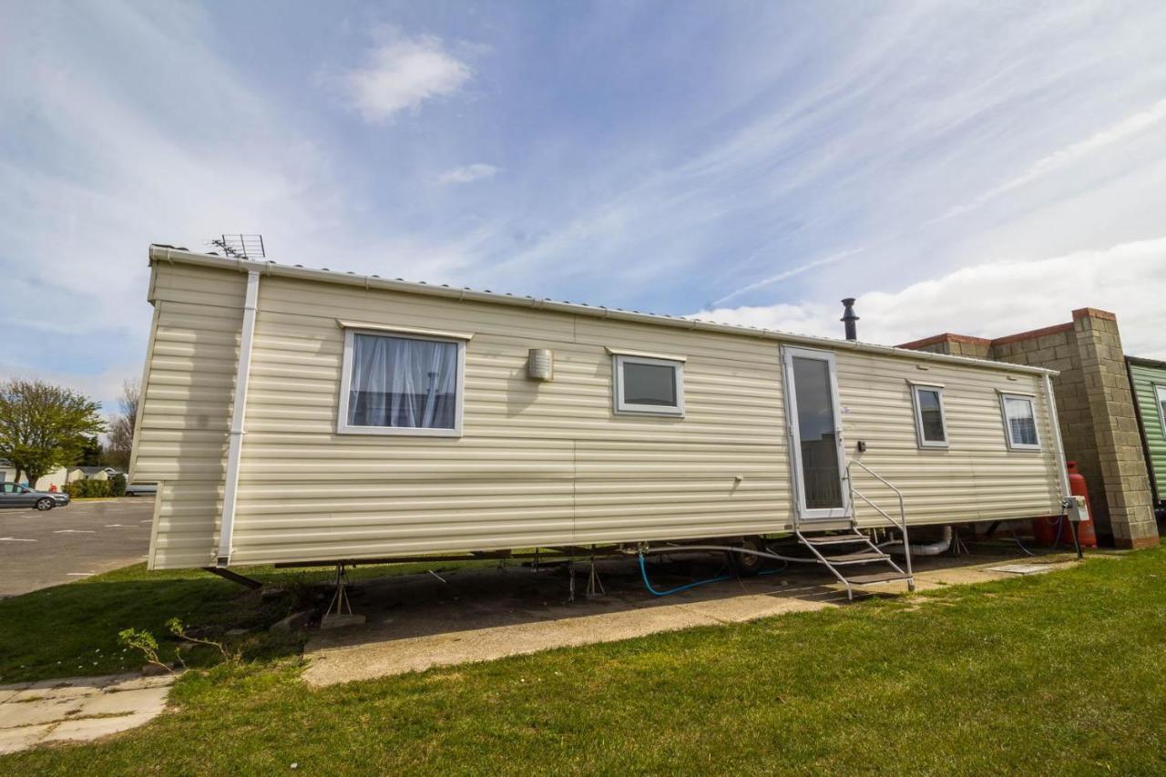 Superb 8 Berth Caravan Near Walton-On-The-Naze In Essex Ref 17175 Exterior photo