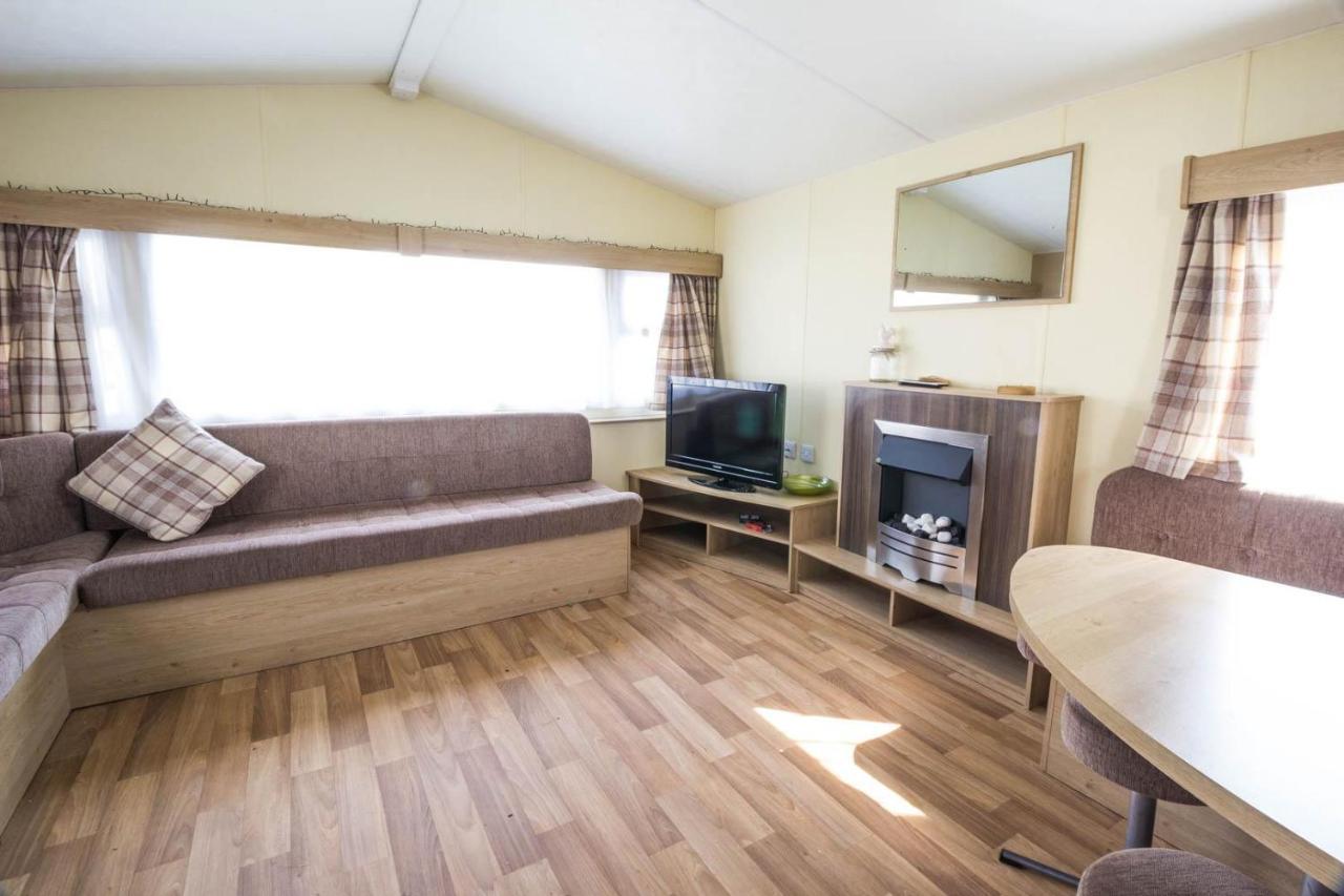 Superb 8 Berth Caravan Near Walton-On-The-Naze In Essex Ref 17175 Exterior photo