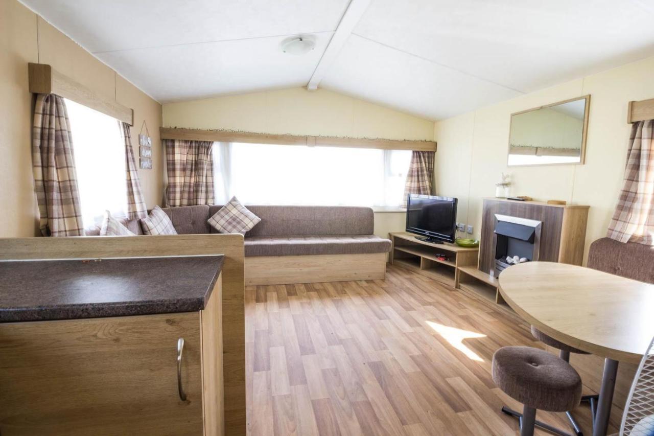 Superb 8 Berth Caravan Near Walton-On-The-Naze In Essex Ref 17175 Exterior photo