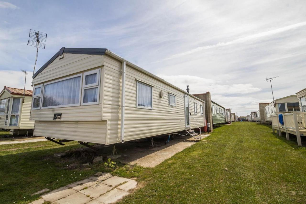 Superb 8 Berth Caravan Near Walton-On-The-Naze In Essex Ref 17175 Exterior photo