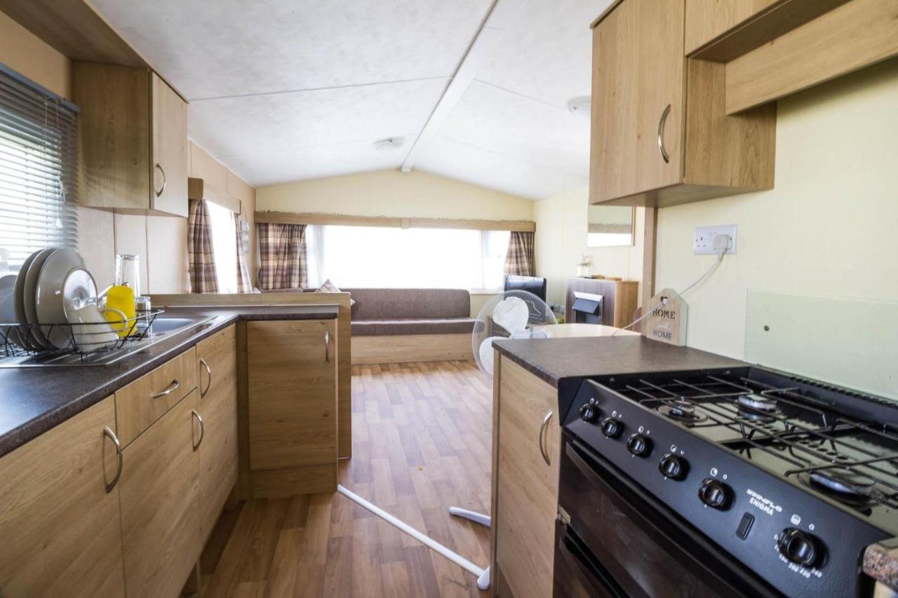 Superb 8 Berth Caravan Near Walton-On-The-Naze In Essex Ref 17175 Exterior photo